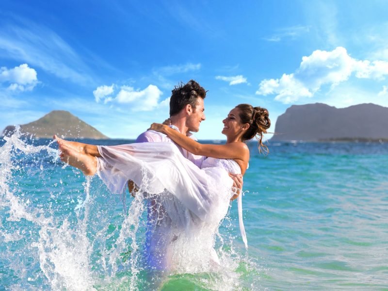 CB_Wedding_CoupleB__Beach_Splash_Carry_MariaIsland_RGB