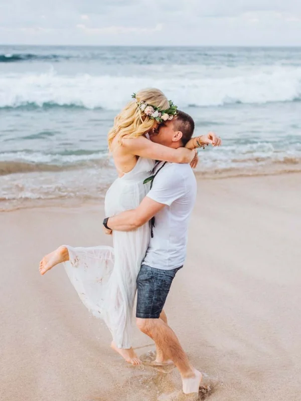 beach-poses-engagement-man-carrying-woman